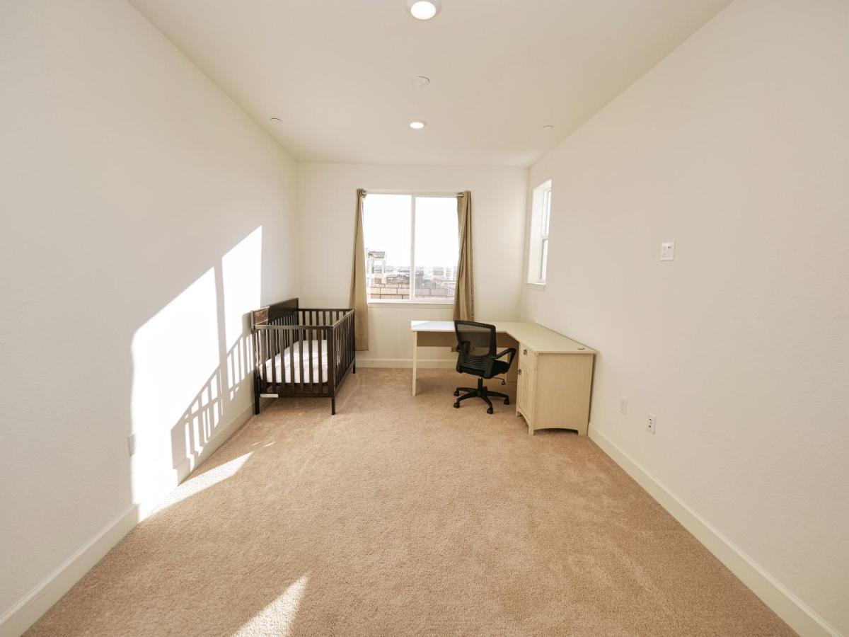Luxury 3 Bedroom House Near Airport *