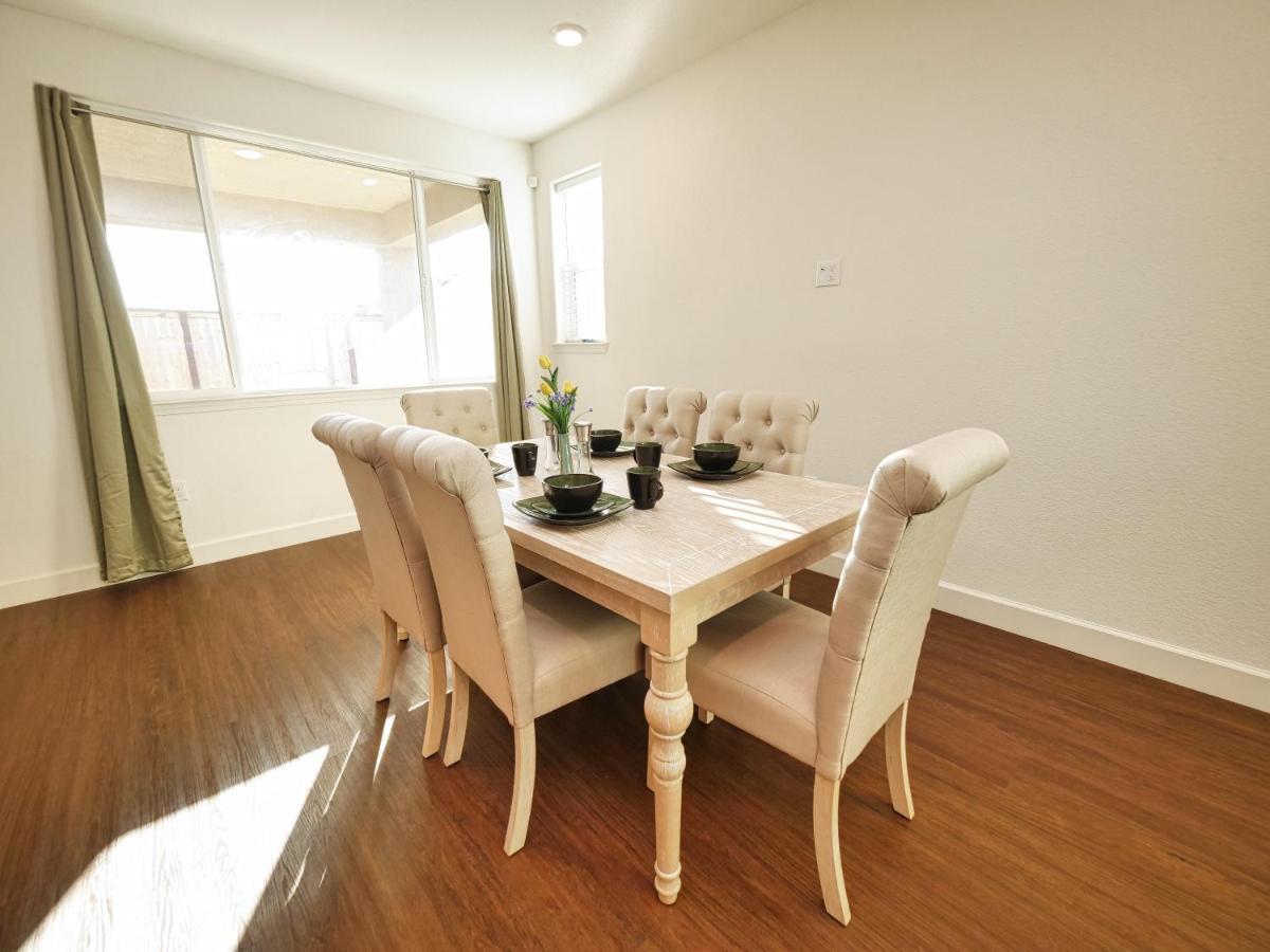 Luxury 3 Bedroom House Near Airport Holiday home Sacramento