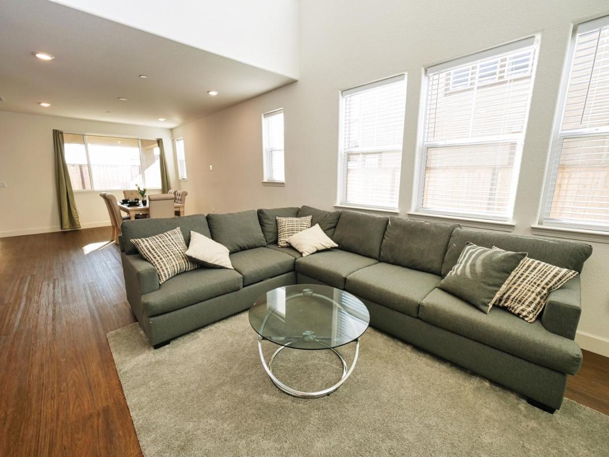 Luxury 3 Bedroom House Near Airport Holiday home *