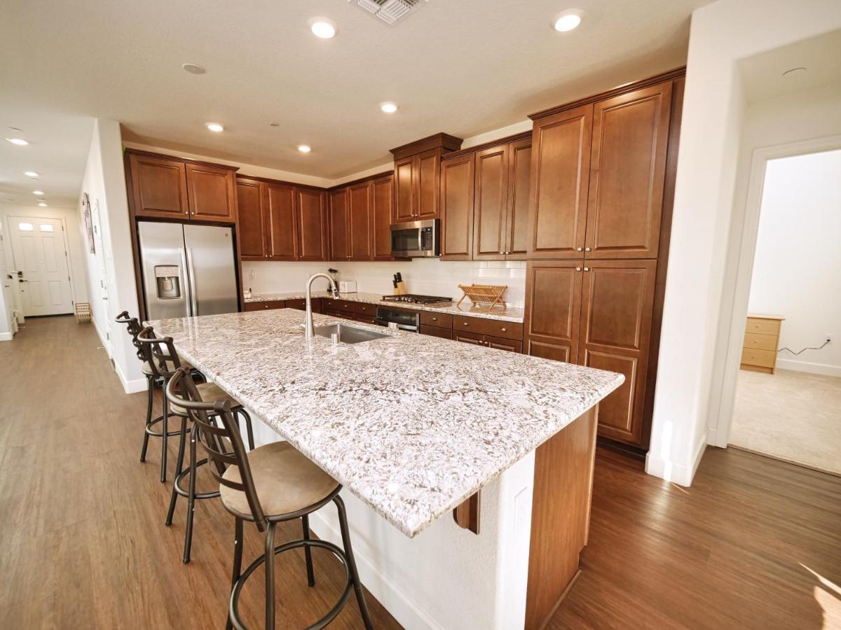 Luxury 3 Bedroom House Near Airport Sacramento