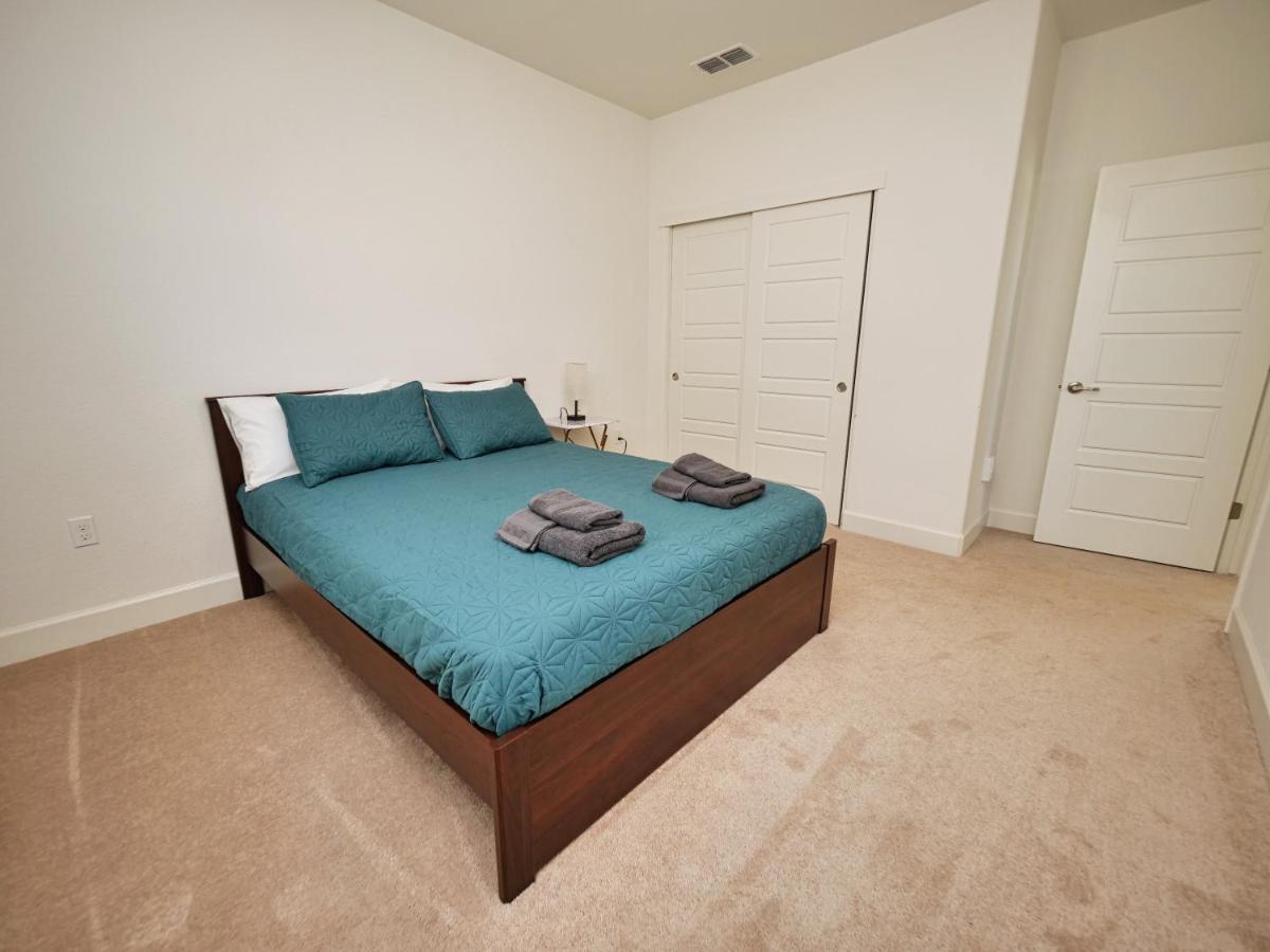 Luxury 3 Bedroom House Near Airport Holiday home *