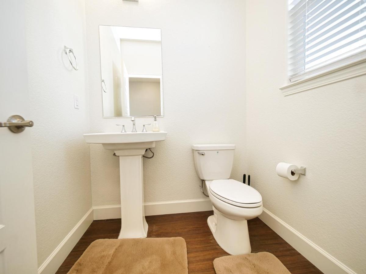 Luxury 3 Bedroom House Near Airport * Sacramento